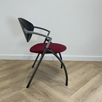 Vepa Alpine vergaderstoel / stapelstoel, rood - antraciet, Huis en Inrichting, Stoelen, Gebruikt, Zwart, Stof, Eén
