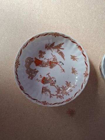 Chinese porseleinen kopjes en schoteltjes met rood