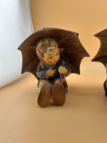 Goebel - M.I. Hummel - Figuur - Geborgen Mädchen und Junge