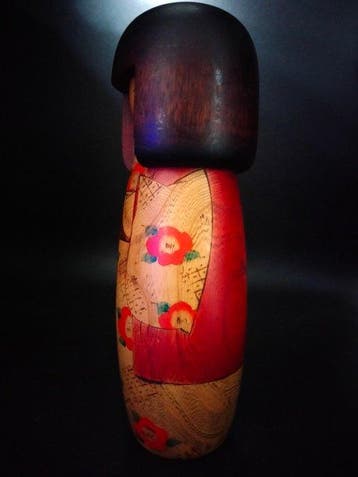 Usaburo - Beeldje, Japanse kokeshi pop met bloemdecoratie /