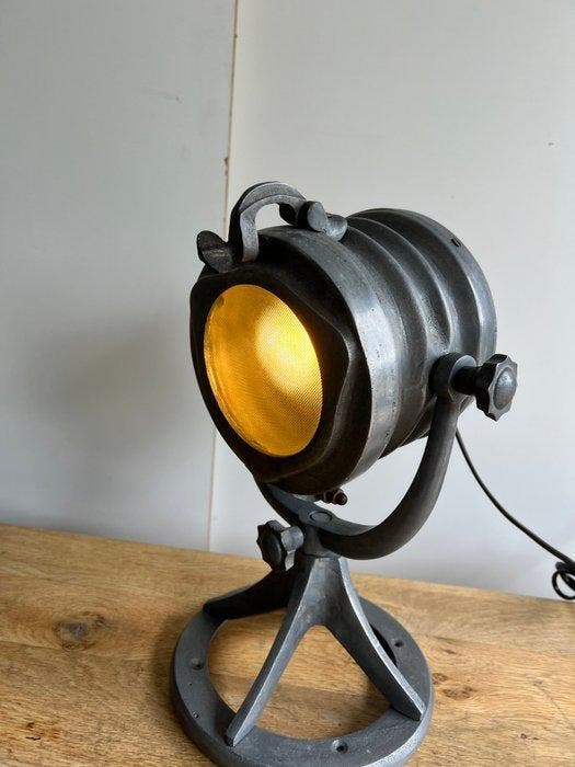 Tafellamp - Zware Robuuste metaalsoort industriële tafellamp, Antiek en Kunst, Curiosa en Brocante