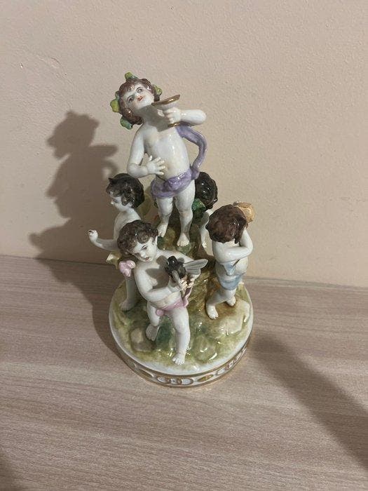 Aelteste Volkstedter - Beeld, I putti - 25 cm - Porselein, Antiquités & Art, Antiquités | Verre & Cristal