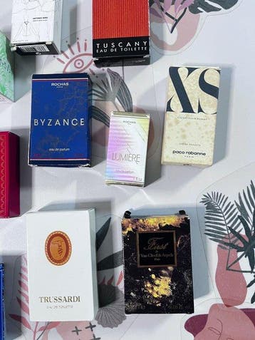 Collectie van memorabilia - Vintage miniatuurparfums -