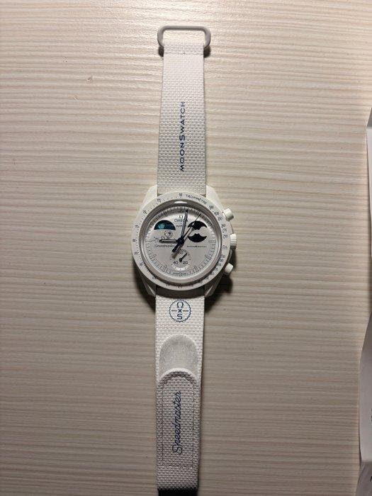 Omega x Swatch - Mission to Earthphase Moonshine Gold -, Handtassen en Accessoires, Horloges | Heren