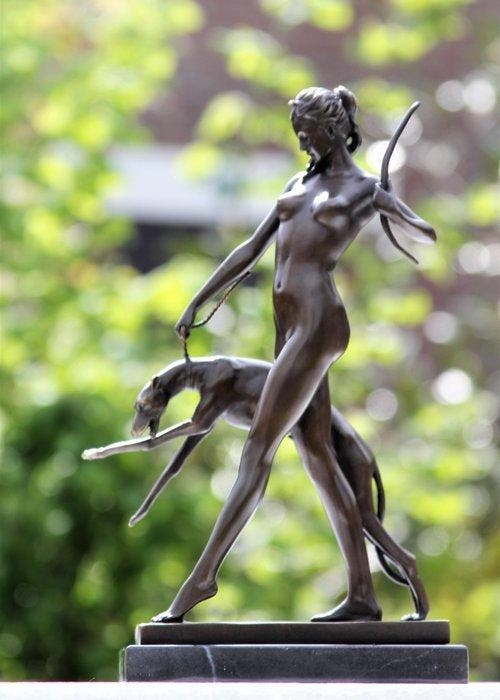 Beeld, diana met windhond - 32 cm - bronze marble, Antiquités & Art, Art | Objets design