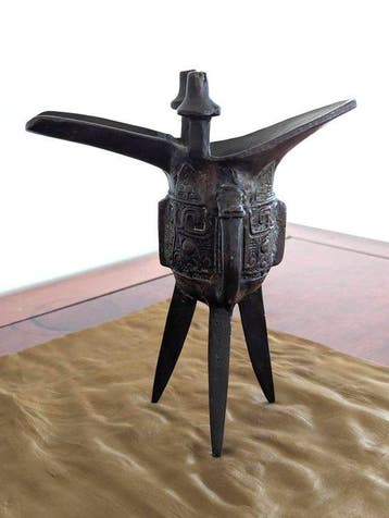 Keizerlijke stijl Chinees bronzen ritueel Jue-wijnvat -, Antiek en Kunst