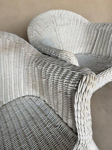 Fauteuil (2) - Set van twee witte rieten fauteuils in Bar