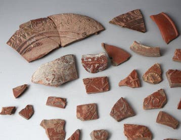 Oud-Romeins Terra sigillata Vaatfragmenten met bloemmotieven