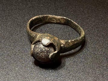 Viking periode Brons Symbolische ring met een donkerblauwe