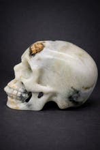 Superrealistische witte nefrietjade-schedel met Golden