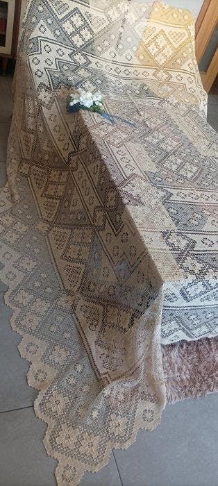 Bedsprei of enorm tafelkleed, schitterend met prachtige, Antiek en Kunst, Antiek | Tapijten, Tafelkleden en Textiel