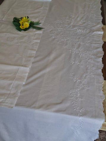 Drap de rêve avec de magnifiques broderies réalisées à la