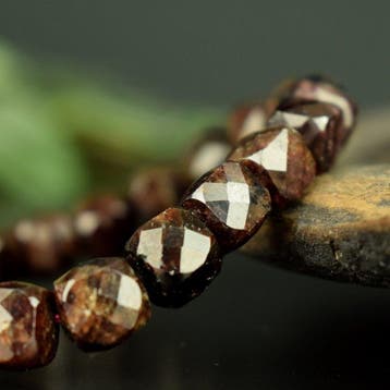 Natuurlijke facetten-granaat almandijn – Een uitzonderlijk