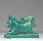 Oud-Egyptisch Faience Tegengestelde dubbelkopige Apis-stier, Antiek en Kunst