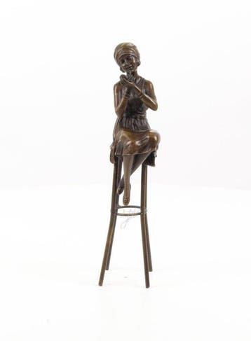sculptuur, “A Little Rouge” – Fine Bronze Sculpture After