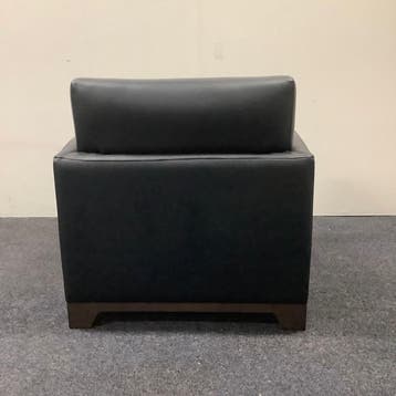 design fauteuil zwart leder met houten onderstel, Huis en Inrichting, Stoelen, Gebruikt, Zwart, Eén