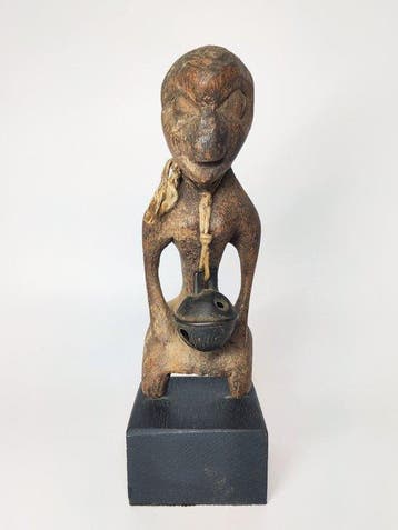 Baule-stijl divinatiefiguur met crotal-bel – Midden 20e eeuw