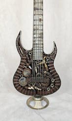 sculptuur, Guitarra metálica - 98 cm - Staal - 2025