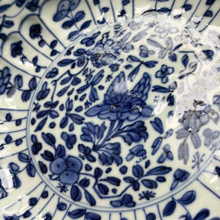 Bord - Blauwwit diep bord, rijke decoratie - Kangxi - china, Antiek en Kunst, Antiek | Overige Antiek