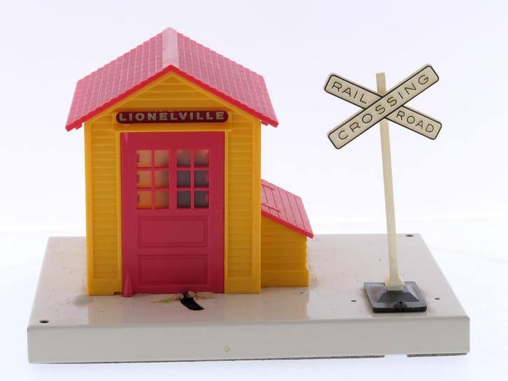 Schaal 0 Lionel 681063 Lionelville railroad crossing #8390, Hobby en Vrije tijd, Modelbouw | Figuren en Diorama's, Gebruikt, Ophalen of Verzenden