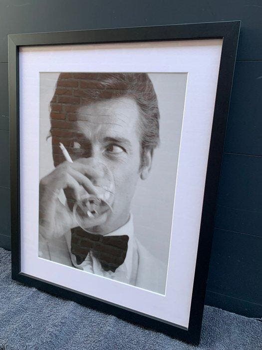 peter ruck - Roger Moore – “Shaken Not Stirred” (1968) –, Antiek en Kunst, Kunst | Designobjecten