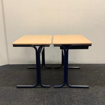 complete set van 10 stuks schooltafels, (stip rood) met 1, Gebruikt