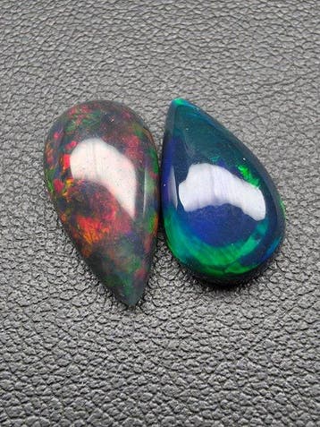 6.12cts Zwarte Opaal Cabochon- 1.22 g - (2)