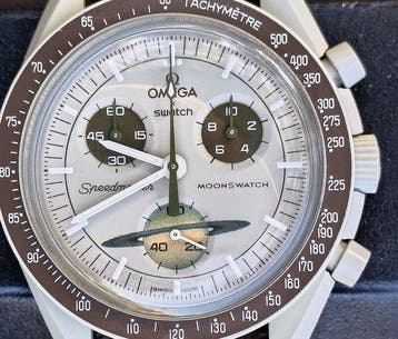 Omega x Swatch - MoonSwatch - Mission to Saturn - Sans prix, Handtassen en Accessoires, Nieuw