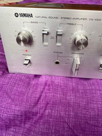Yamaha - ca. 1000 Solid state geïntegreerde versterker