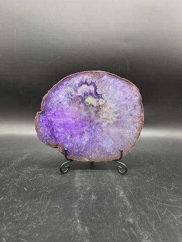Dalle d’agate cristalline + socle - Hauteur : 15.5 cm -