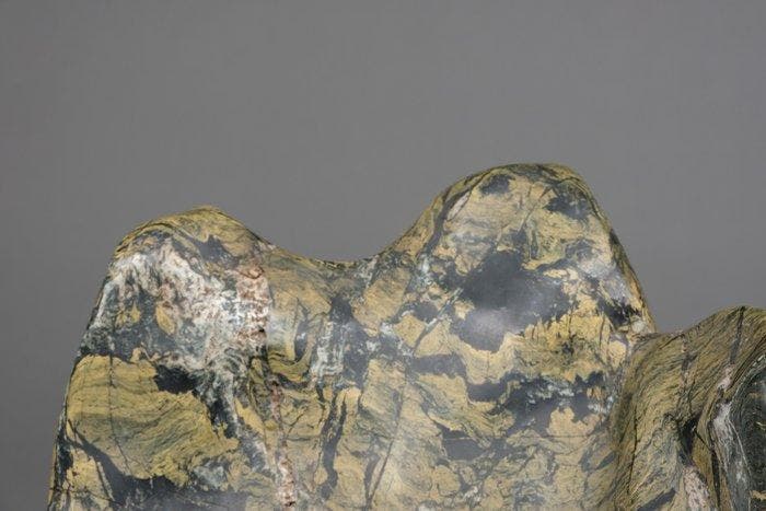 Indrukwekkend groen/oker metamorfisch gesteente scholar’s, Antiek en Kunst, Antiek | Overige Antiek