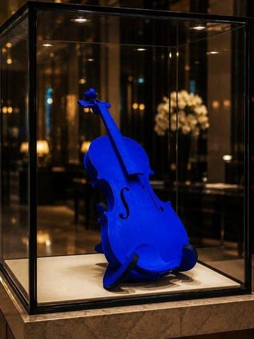 NewArtsy X - Violon Yves Klein Blue - Absolute Silence in
