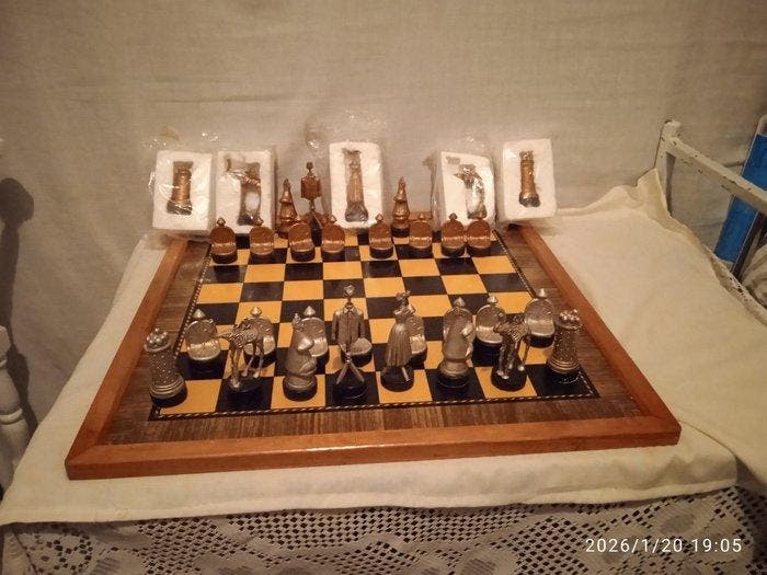 Schaakspel - resina, staal, albast en hout, Antiek en Kunst, Curiosa en Brocante