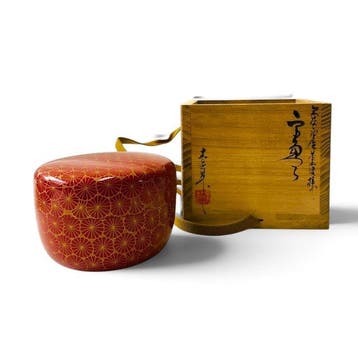 Natsume  Vermiljoenlak met gouden chinkin chrysant-ontwerp