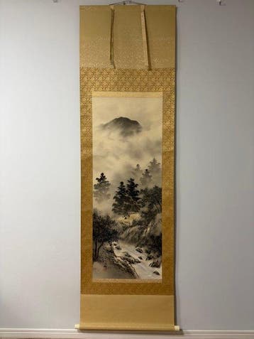 Japanse inktlandschap op zijde – Mistige bergen, bos en