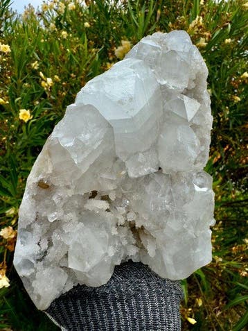 Belle apophyllite blanche cubique avec chalcedoine Cristaux