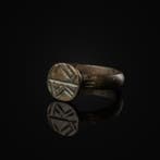 Viking periode Brons Ring met pseudo-runen (Zonder, Antiek en Kunst