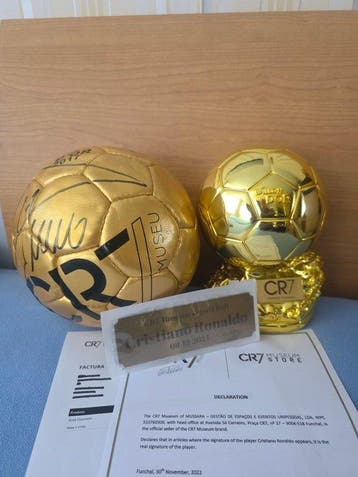 1 x Officiële gouden bal signed + 1 x originele D’Oro CR7 -, Nieuw