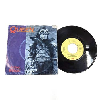 Queen – A Kind Of Magic / A Dozen Red Roses For My Darlin, Verzenden