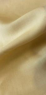 Tissu à trame fine, dun aspect lisse et uniforme, au drapé
