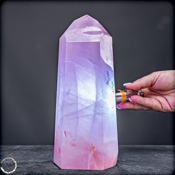 Roze kwarts obelisk – Zachte kracht in een elegante vorm-