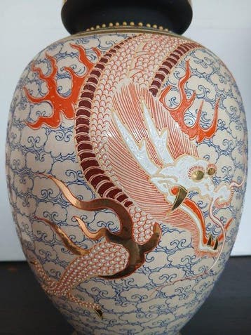 Vaas - Aardewerk - Japan - Dragonware moriage vaas (Zonder, Antiek en Kunst