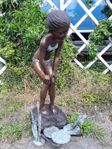 Bronzen beeld, meisje met kikker. fontein, Nieuw