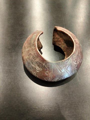 Prachtige muntenarmband met uitlopende vorm, oud, vroege