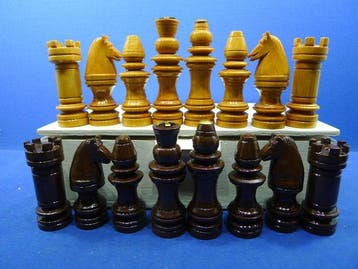 jeu déchecs art populaire Germany en bois avec un roi de 95