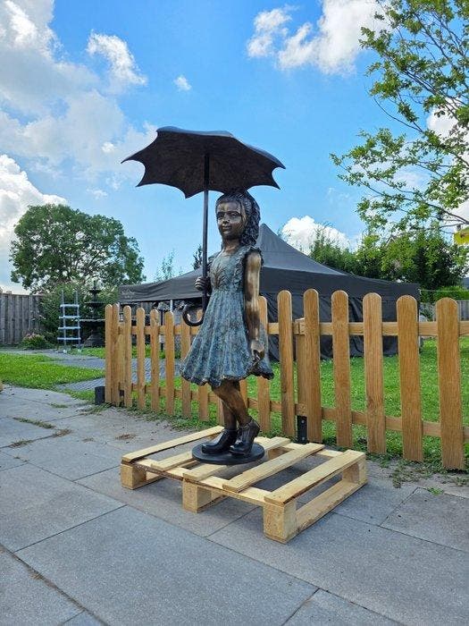 Fontaine - 2026 - (XL) Fille au parapluie, Antiek en Kunst, Curiosa en Brocante