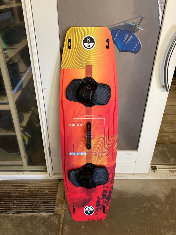 2025 North Prime TT Board 136x40cm Flex TT Bindings S/M, Watersport en Boten, Kitesurfen, Binding, Gebruikt