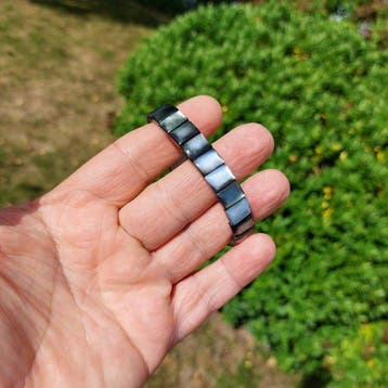 Natuurlijke grijze parelmoer uit Tahiti. Een armband van
