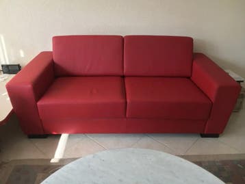Leren 2.5-zits bank met houten poten - rood leer, Antiek en Kunst, Ophalen of Verzenden