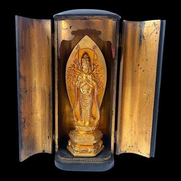 Senju Kannon () in een zwarte gelakte houten